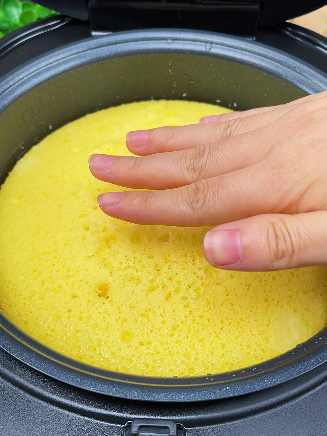 今天我用6个蛋一个电饭煲教大家做好吃的电饭煲蛋糕第一次做就成