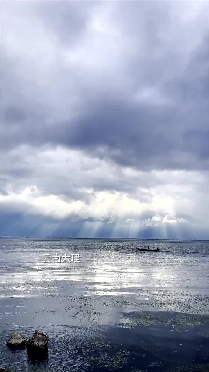 遇见秋天 大理洱海秋天的专属浪漫 生态捕鱼灯光宛如繁星点点