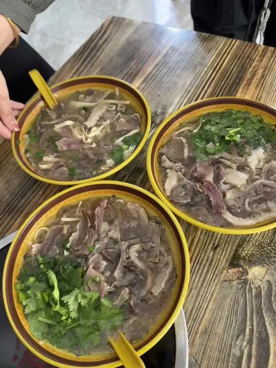 来吃朱家牛肉汤馆啦～这一碗好过瘾