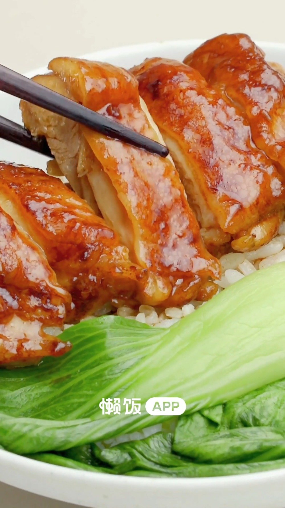 今晚吃什么呢「酱油鸡腿饭」0失败鸡肉只需一腌一煎就OK,超简单的美味午餐,快来和饭饭一起享