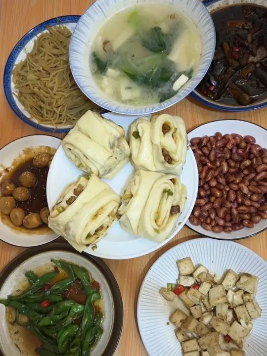 今天用五花肉做了七菜一汤,肉沫花卷,红烧肉,辣椒炒肉……