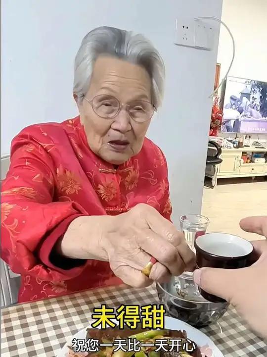 99岁姥姥的隔辈亲,下雪啦,外孙回来给您做鱼吃,还有趴地菠菜,烧焖子。再搅个鸡蛋甜汤,溜个