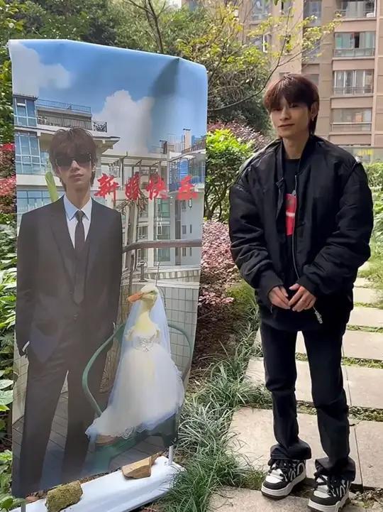 网络人物志第164期:元气耀耀 #人物志 #鸭子 #萌宠 #烤鸭