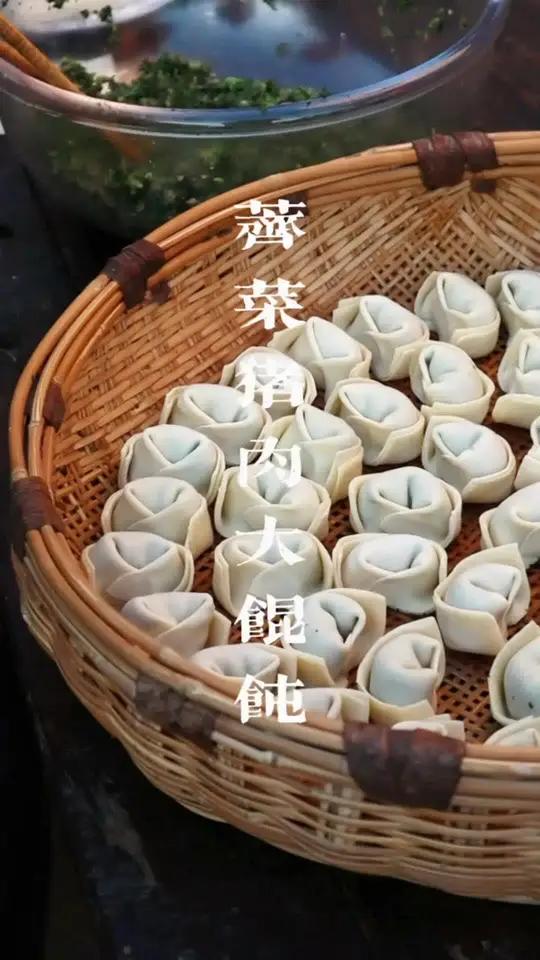 冬日阳光正好,满山坡的野荠菜,挖回去包一顿荠菜猪肉大馄饨,鲜嫩多汁,一吃一个不吱声。农村美