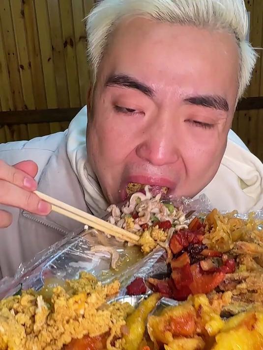 盘东北12元自助盒饭，自助盒饭的天花板！