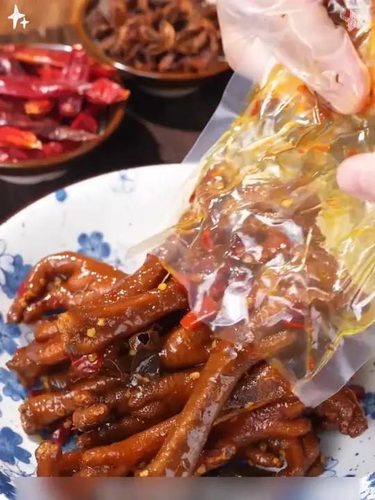 今天出门根本没心思玩，就想吃廖记家的这个辣卤鸡爪！