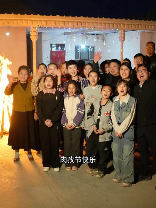 在新疆柯坪县过肉孜节是什么样的体验!在牧民朋友家,炖一锅鲜嫩的羊肉汤,感受柯坪岩羊和恰玛古