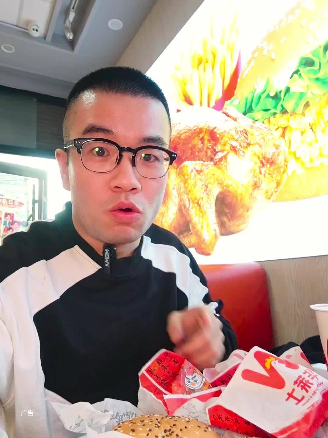 真的超值,赶紧下单 18.9的可以发 惊喜圣诞大口吃堡 华莱士 华莱士国民汉堡 @华莱士·