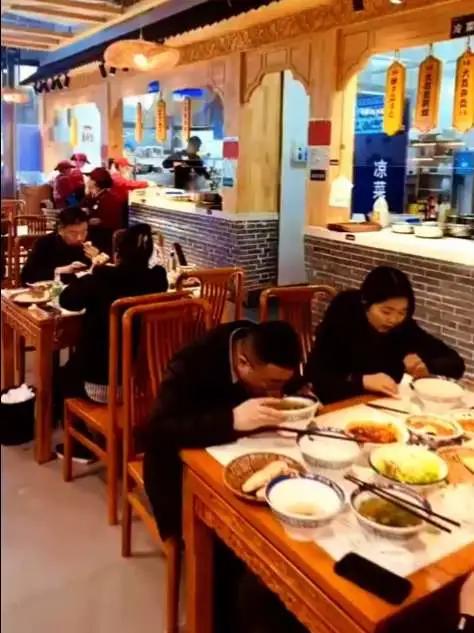 秋日西安龙首原李胖娃大荔水盆羊肉店优惠活动来啦!双人餐睁眼辣子蘸羊肉65.8元,羊汤豆腐+