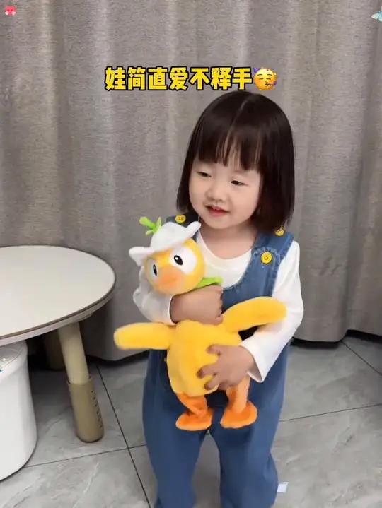 妈妈买的这个学说话的小鸭子也太有意思啦会走路会唱歌还会学说话,一拎起来还会嘎嘎叫,娃一整个