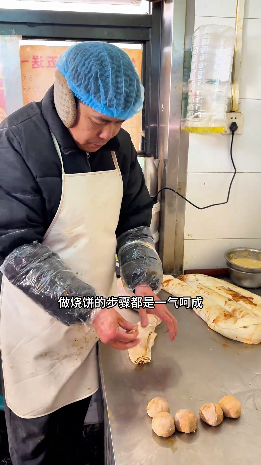 一家人在北京卖烧饼烧饼店开业的第五天，没想到订单报单了，本以为这边人很少买烧饼的人也不多，