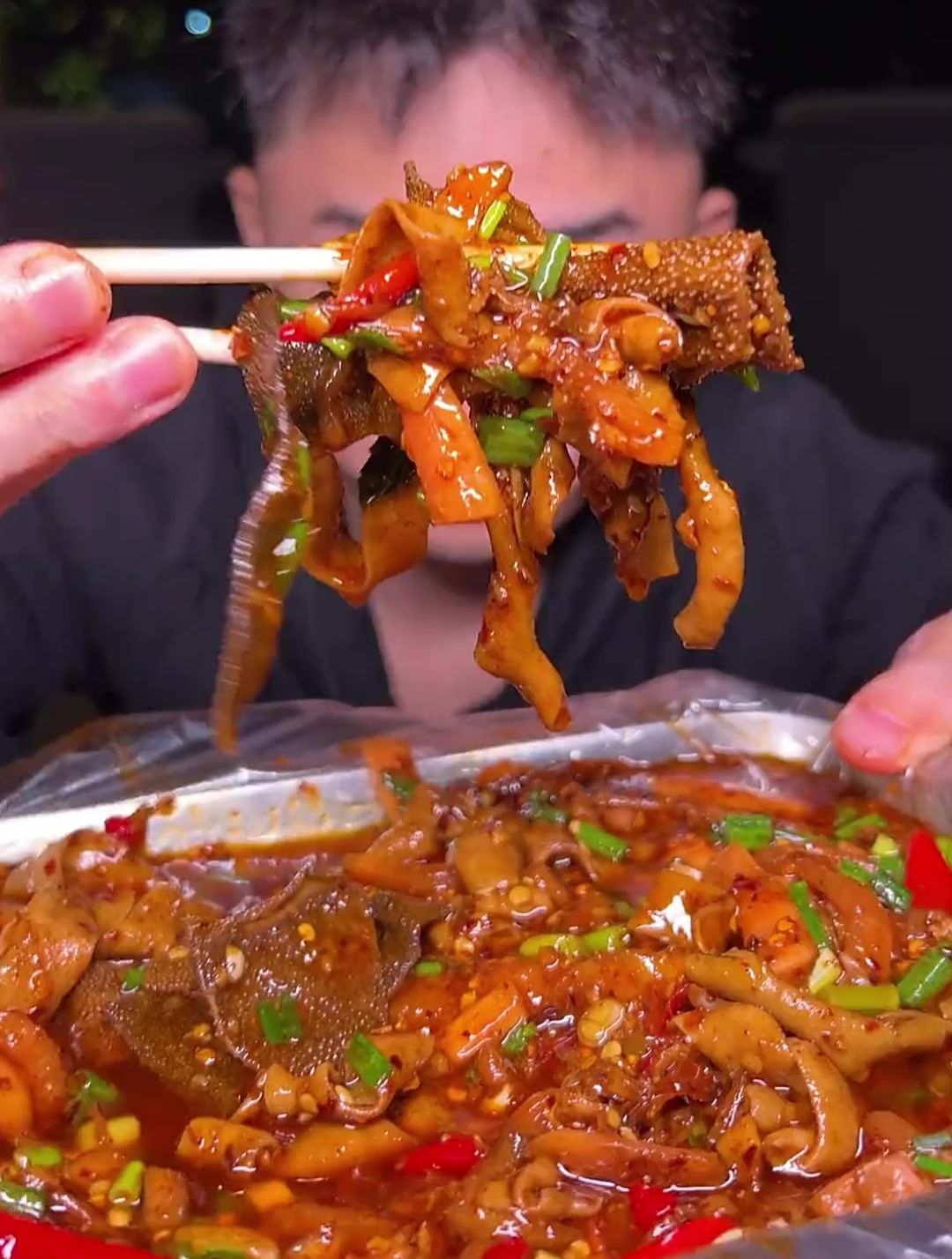 夜宵行动,炭火烤鸡腿配上泡椒炒毛肚,又是被重庆烧烤拿捏得一夜