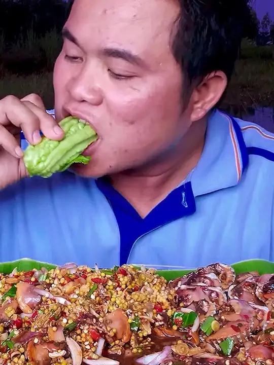 宵夜酸辣料汁鱼籽凉拌小毛蛤清脆大苦瓜 泰国主播吃美食视频泰国有哪些神奇美食内容启发搜索泰式