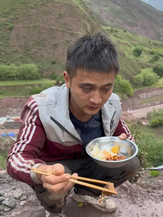 土豆炖猪蹄 我最喜欢吃的菜就是土豆了,你们最喜欢吃什么菜