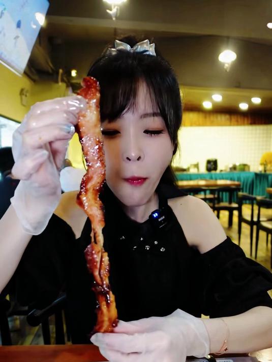 整块牛腹肉抱着啃,吃肉自由