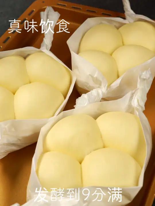 分享个让你的面包加倍柔软几天都不硬的做法 高筋面粉30克 牛奶135克 先搅拌到无颗粒 然