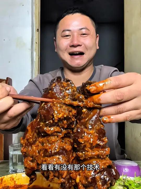 来看一个普通打工人下班的快乐 下班了，整俩无骨猪蹄，整点凉菜，煮碗面，简单吃点喝点快乐一下