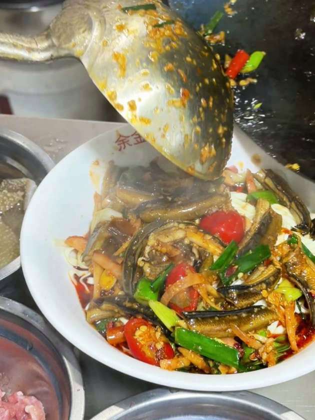 火爆鳝鱼面 谁能拒绝现炒火爆酸辣鳝鱼面！新鲜鳝丝猛火爆炒，酸萝卜够酸够味 锅气十足，鳝肉嫩