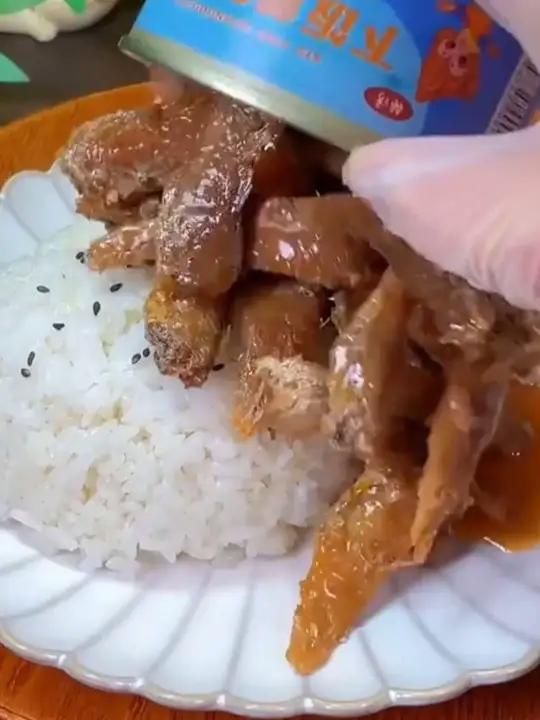 海鲜罐头里唯一能让我吃了再吃的就是黄花鱼罐头,都是去头去内脏的深海黄花鱼
