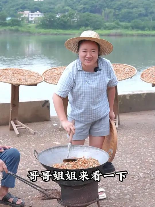 来湖南就要一定要来试试我们的淡水小鱼小虾,由柴火火焙而成,加上大米饭,简直香到走不动道