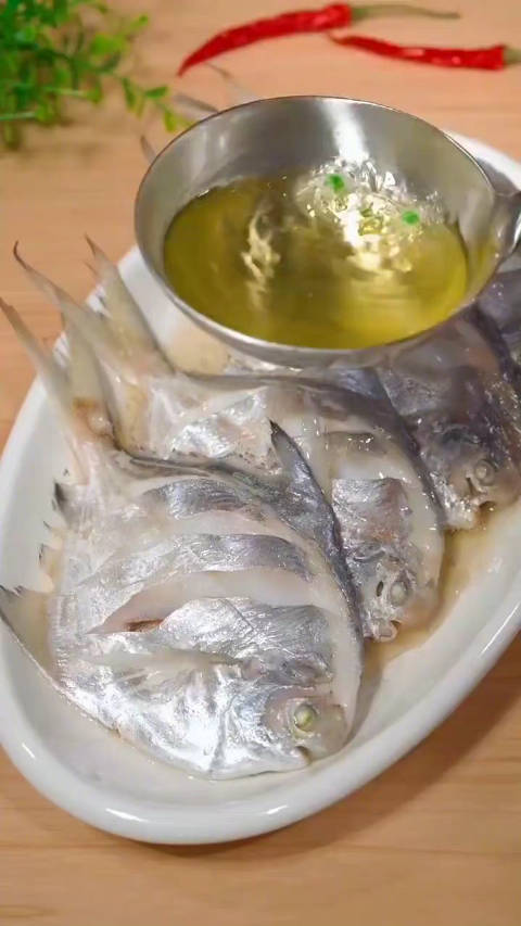 鲳鱼最好吃的做法就是葱油清蒸了,鲜嫩无比,马住!(来源:美食和旅行)