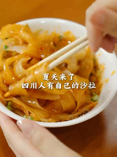 「夏天来了 四川人有自己的沙拉」营山凉面、乐山钵钵鸡、古蔺麻辣鸡、遂宁呙凉粉、雅安棒棒鸡…