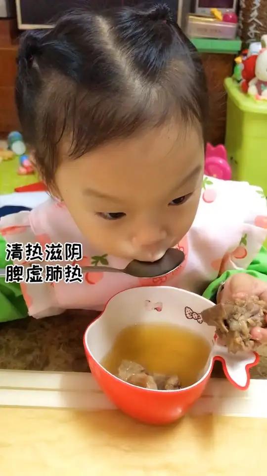 开胃汤来了,如果小朋友不好好吃饭,睡觉一头汗,内热上火,潮热盗汗,脾虚fei热这个汤最适合