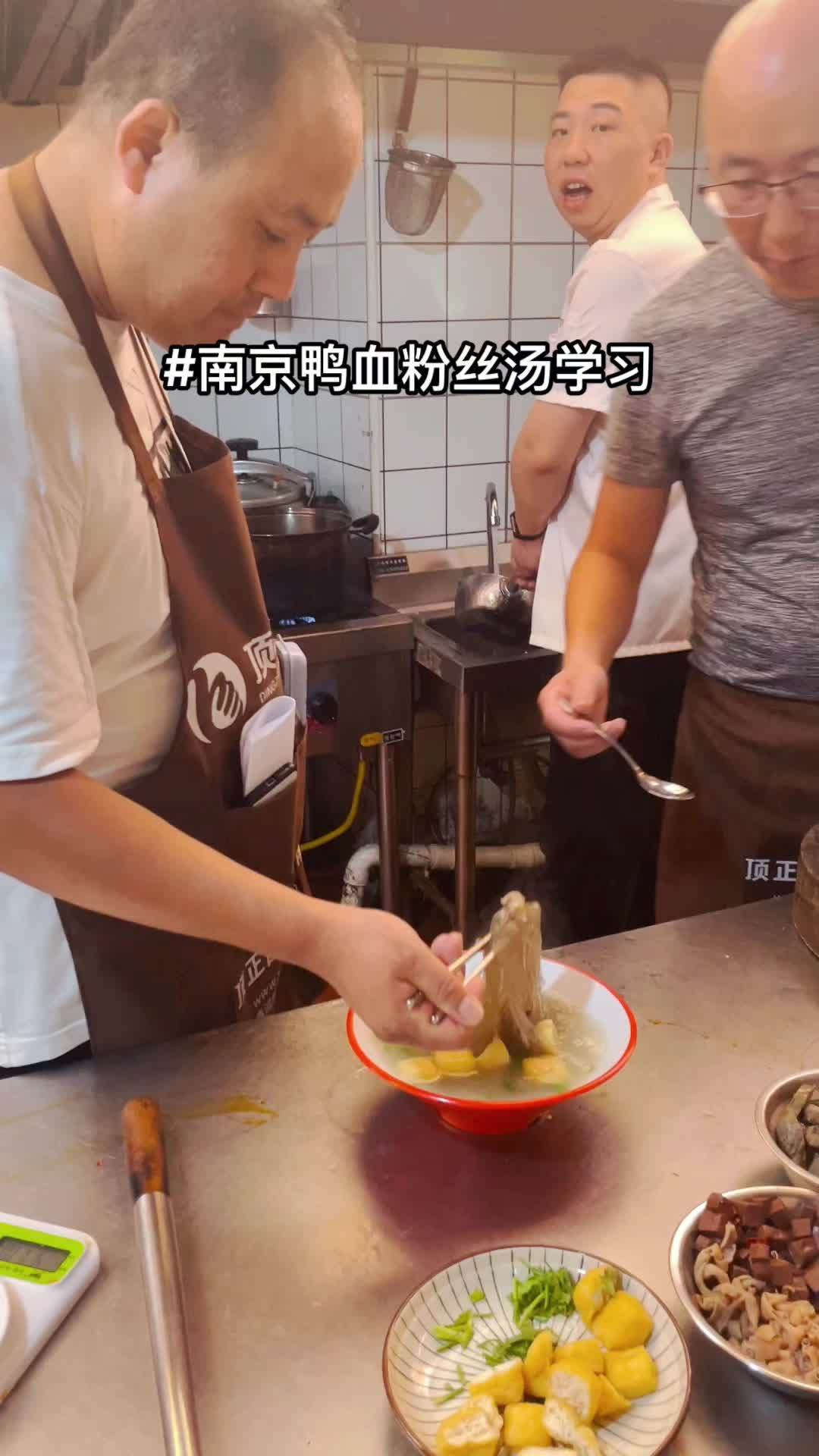 南京鸭血粉丝做法 鸭血粉丝汤培训 南京特色鸭血粉丝 南京好吃的鸭血粉丝汤 连云港的学员鸭血