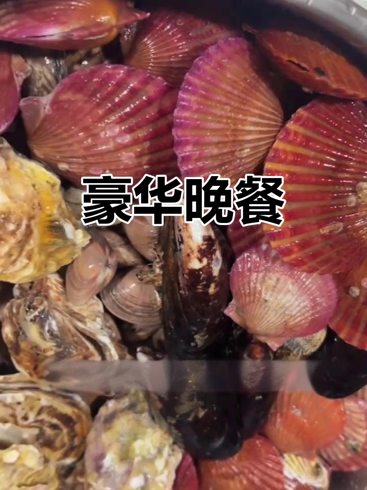 今晚的菜单:虫草乳鸽、大闸蟹与日式沙拉,丰盛美味