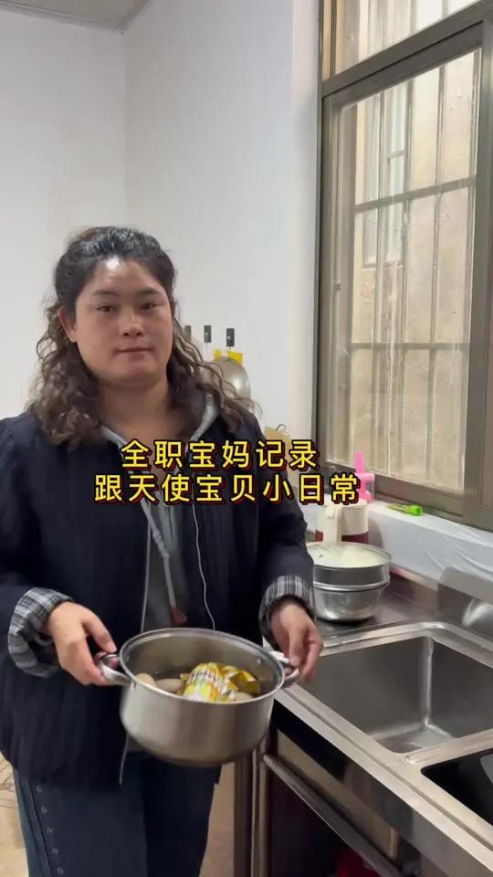 今天也是随便做了几个家常小菜,粗茶淡饭,人间烟火,最暖不过家常饭,最安不过身边人。三餐四季