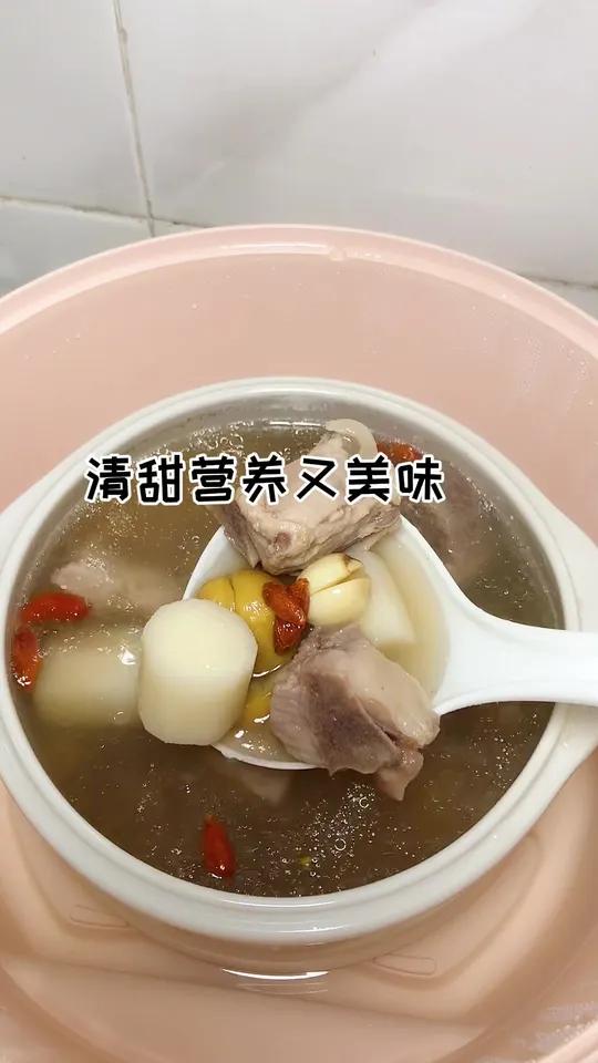这个季节喝 板栗排骨汤 最好了,健pi生津,益fei补气,清甜营养又美味的汤,非常好喝,赶