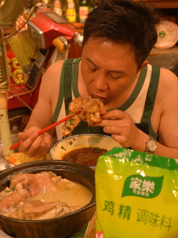 大牌出手就稳了三更半夜来一锅老妈蹄花汤,软糯脱骨