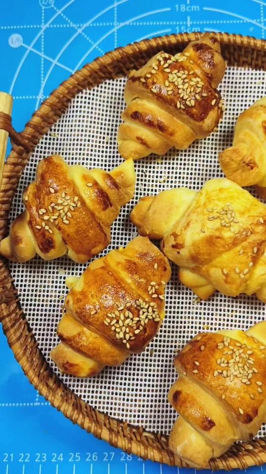 用空气炸锅就可以做牛角面包,一学就会