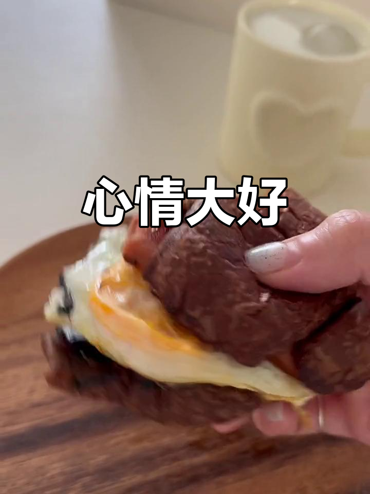 巧克力流心牛角包,搭配抹茶拿铁,心情瞬间明媚!