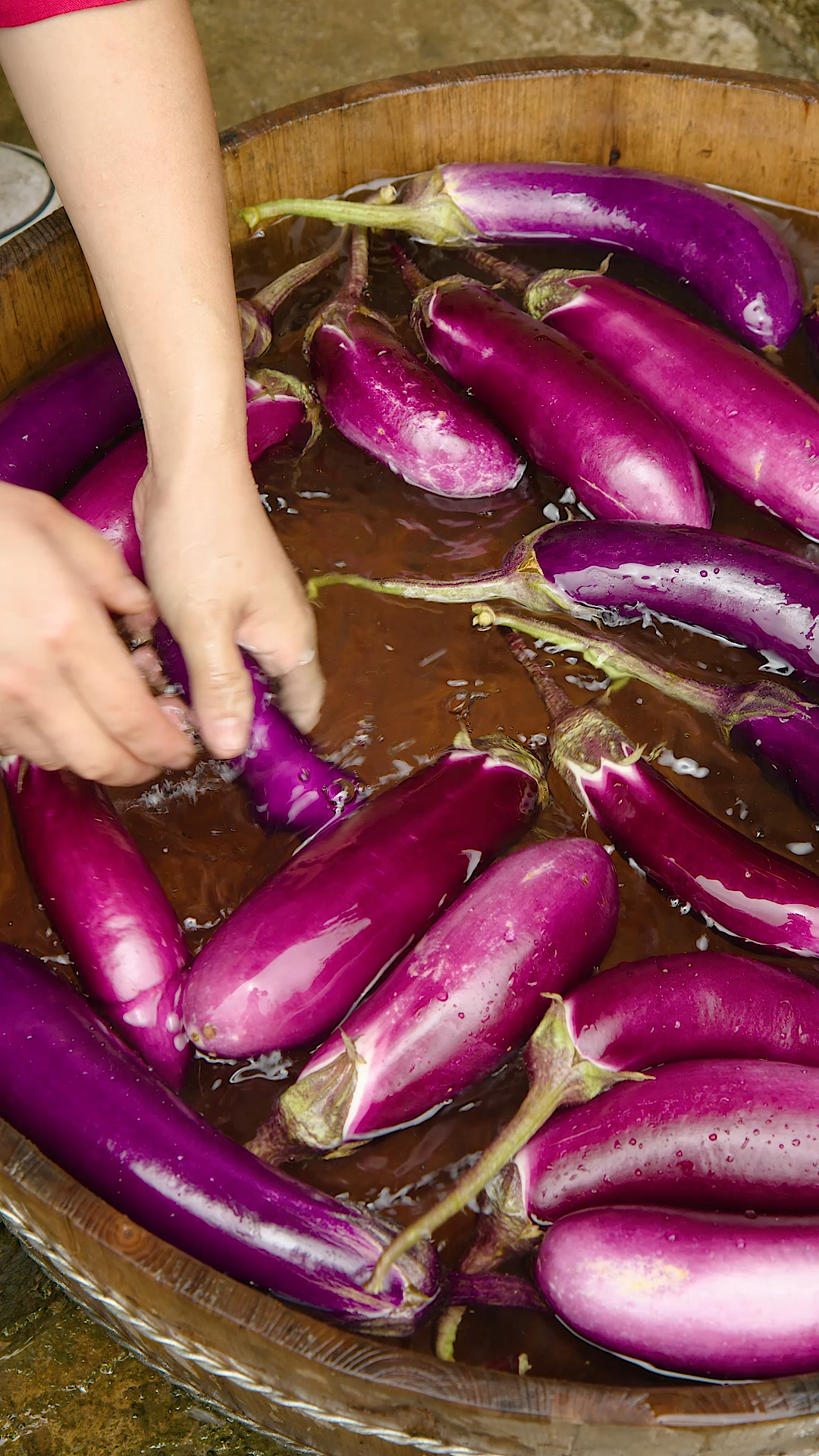 茄子吃不完,做成湖南特色坛子菜腌茄子干