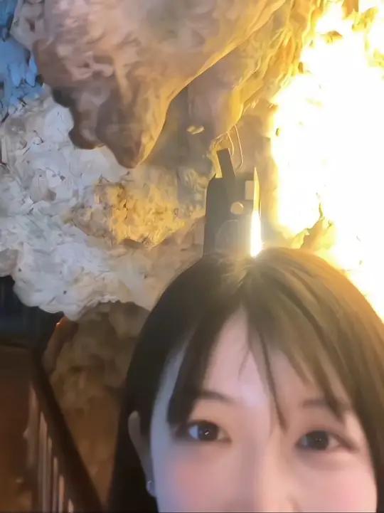 今天喝到钟乳石的水了!有点苦 在洛阳鸡冠洞老君山的肚脐眼上地理课来咯～洞里18度快被冻鼠 