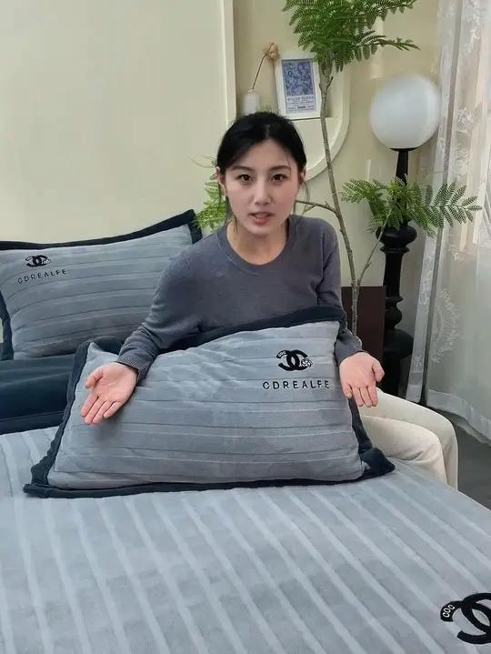 这个就比较贵了!买牛奶绒四件套一定要选雅鹿大品牌的,品质有保障,用着放心,盖着安心