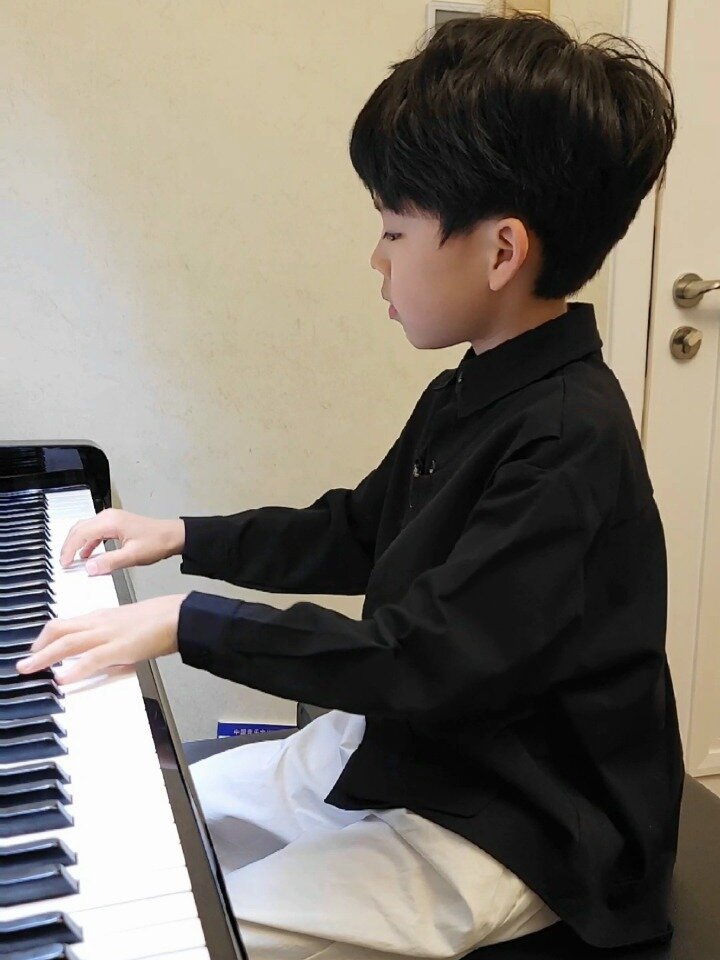 7岁男孩用钢琴弹的《大鱼》也太好听了