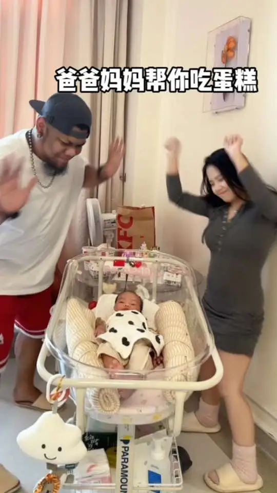 爸妈帮宝宝吃蛋糕吹蜡烛,恭喜宝宝满月30天啦