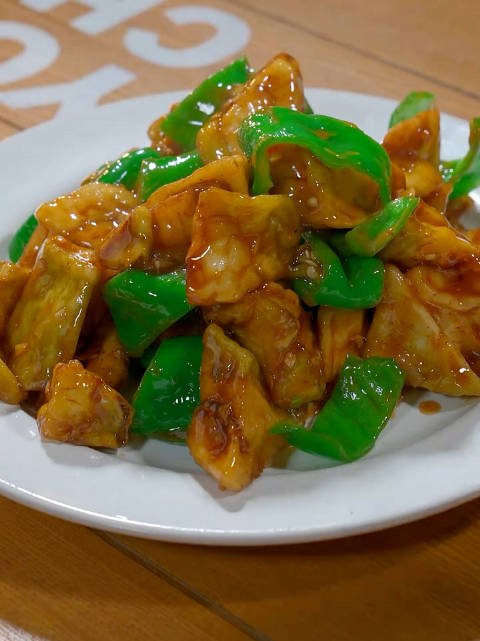 这是一道很接地气的东北家常菜,红烧茄子,相比酒店的做法,这款更适合家庭去制作!有一种美好叫