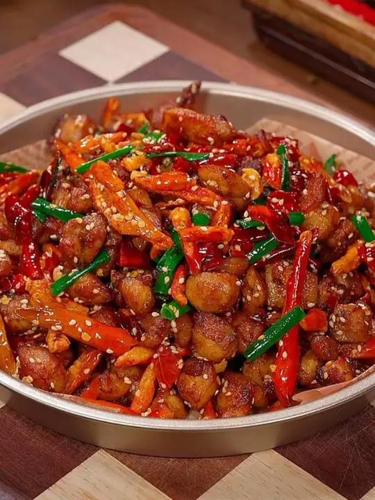 年夜饭餐桌上必备的硬菜,红红火火辣子鸡,外酥里嫩麻辣又入味,做法简单特别好吃