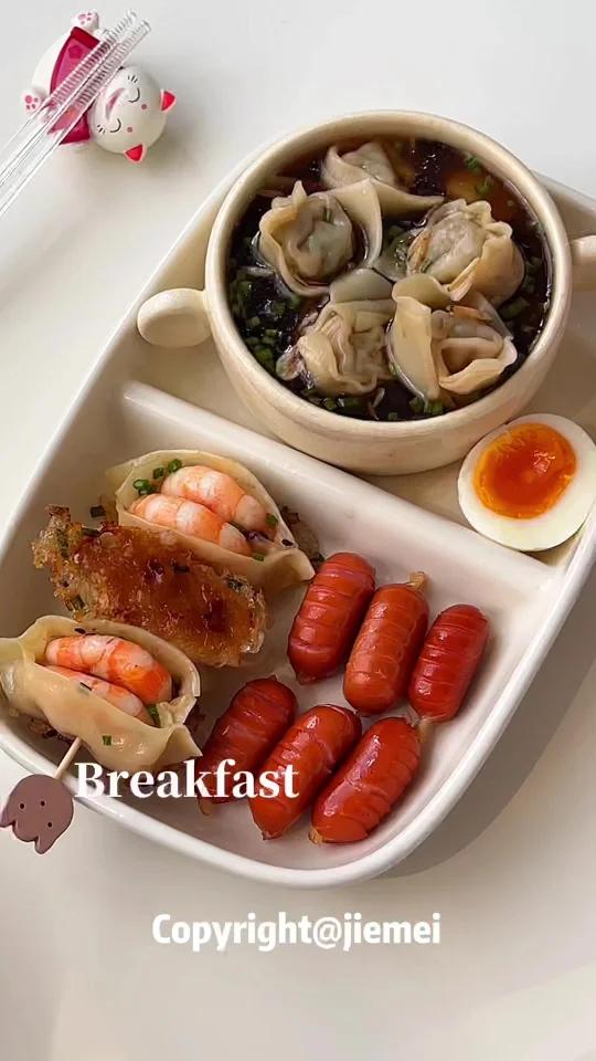 中式早餐鲜美紫菜云吞汤开口笑虾饺锅贴