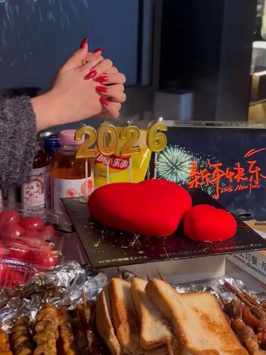 意超好的心心相印蛋糕,一起甜暖一整年#跨年蛋糕 #甜点礼物