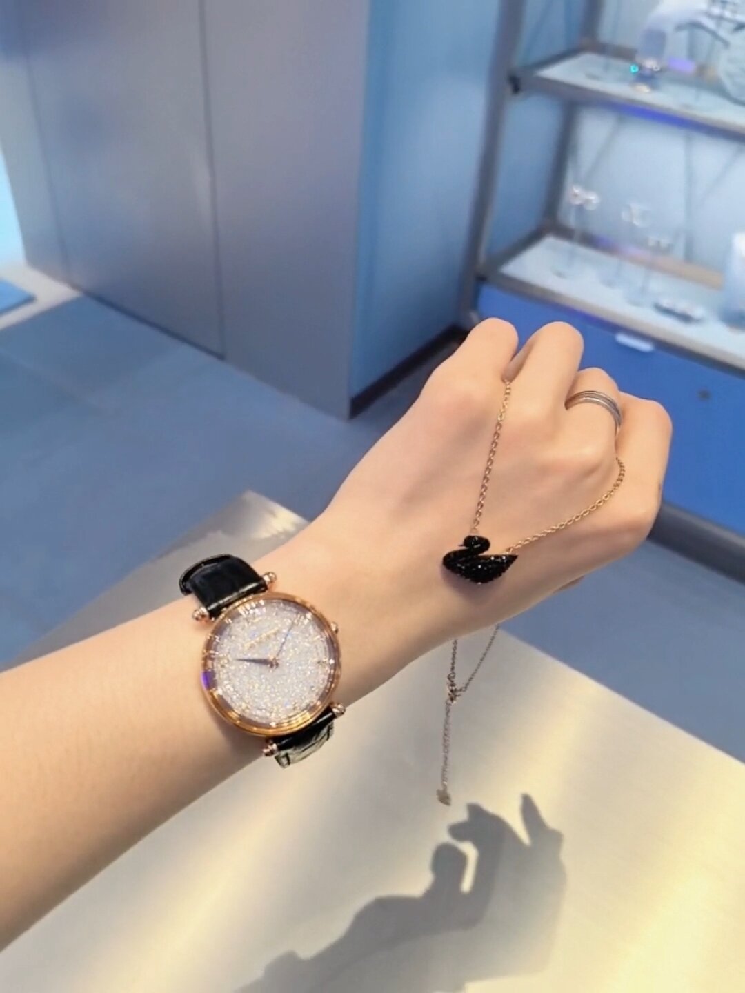 王一博代言品牌施华洛世奇新品腕表与小天鹅