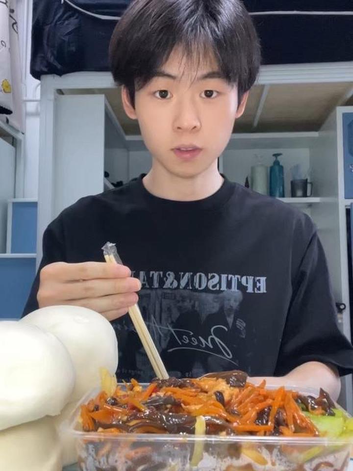 食堂的馒头、辣条和打包菜，看着真的特别有食欲