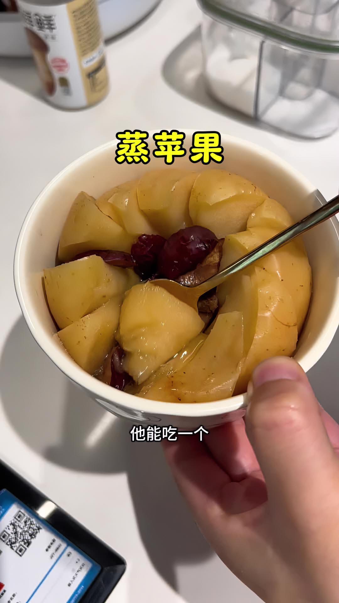 家里苹果太多吃不完,切一个上锅蒸20分钟,养气血又好吃,做法也超简单 水果 蒸苹果 学会快