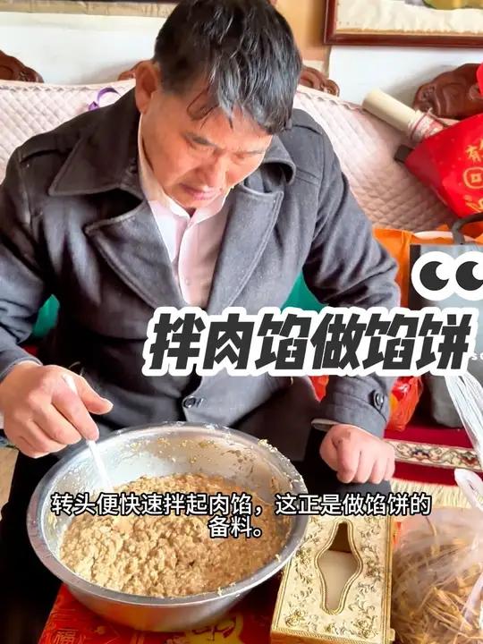 土灶熬粥,大衣哥拌馅备饼 院门口鹅叫此起彼伏,小狗慵懒地慢慢睁开眼睛。大衣哥先烧旺土灶熬大