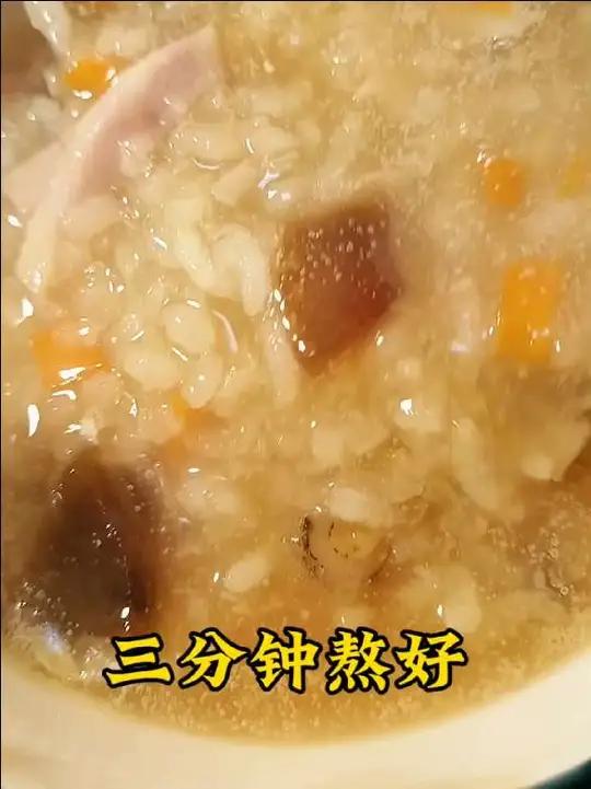 大米,水,冻一夜,放海参,皮蛋,胡萝卜,火腿肠,海鲜粥,超级美味