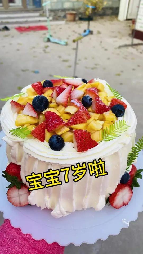 宝贝7岁啦,虽然技术不怎么样,但年年都坚持自己做 草莓蛋糕