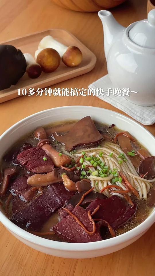 快手晚餐醇正鲜香|鸡汁菌菇火腿米线